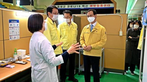 충북 음성군은 음성체육관에 설치된 코로나19 예방접종 센터에서 내달 1일부터 진행되는 만 75세 이상 어르신 대상 백신접종 대비 모의훈련을 실시했다.