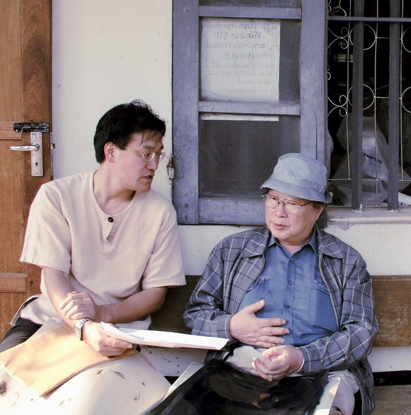 .2005년 기생충관리 국제협력 사업을 위해 라오스 출장 중 스승 임한종(오른쪽) 교수와 엄기선 교수가 아시아조충 연구에 관한 대화를 나누고 있다.