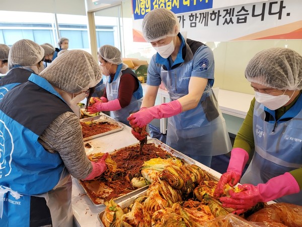 청주자생한방병원 최우성 병원장과 청주자생봉사단원들이 김장김치를 마련하고 있다.